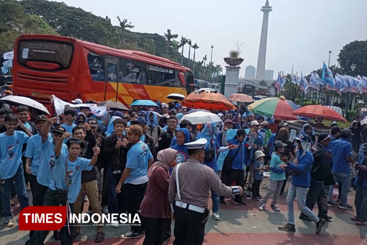 Rejeki Pedagang di Peringatan Hari May Day di Kawasan Monas Jakarta