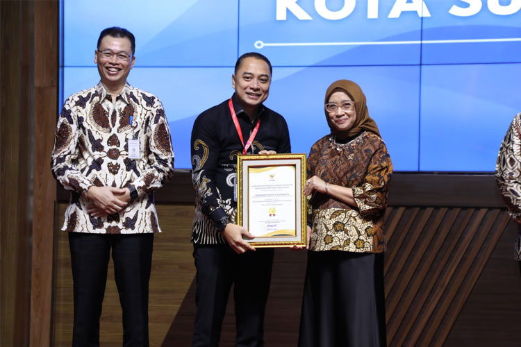 Pemkot Surabaya Terima Penghargaan KemenPAN-RB: Nilai Reformasi Birokrasi Terbaik Nasional