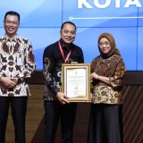 Pemkot Surabaya Terima Penghargaan KemenPAN-RB: Nilai Reformasi Birokrasi Terbaik Nasional