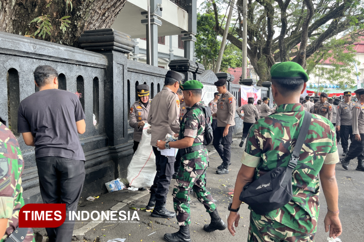 Berjalan Damai, Polisi dan TNI di Kota Malang Bersih-Bersih Sampah Usai Demo Buruh