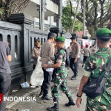 Berjalan Damai, Polisi dan TNI di Kota Malang Bersih-Bersih Sampah Usai Demo Buruh