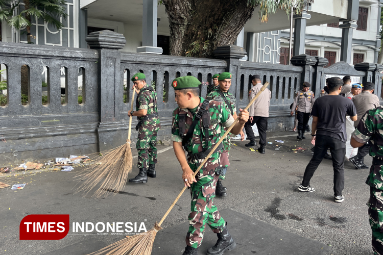 demo-Hari-Buruh-di-depan-Gedung-DPRD-Kota-Malang-b.jpg