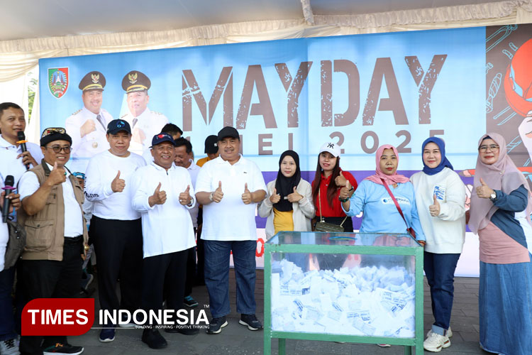 Meriahkan May Day, Ribuan Warga Jombang Ikuti Fun Walk Bersama Bupati Warsubi