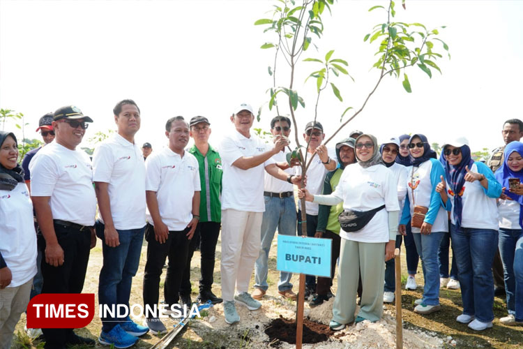 simbolis-kepada-pekerja-di-lapangan-Gajah-Mada-2.jpg