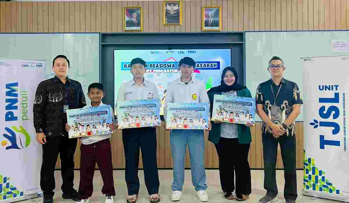 PNM memberi beasiswa pada anak nasabah di Hardiknas. (Foto: PNM)