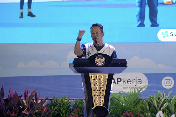 Arie Gumilar, Presiden FSPPB menegaskan komitmen dalam memperjuangkan reintegrasi operasional Pertamina dari hulu hingga hilir saat Peringatan Hari Buruh Internasional, Kamis (1/5/2025). (FOTO: Dok.FSPPB)