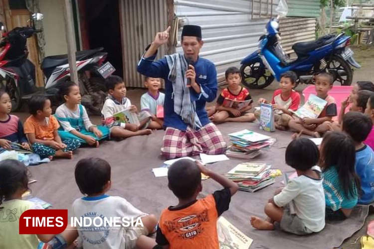 Asuddin-Sosok-Pahlawan-Pendidikan-Pegiat-Literasi-Asal-Desa-Bayan-Lombok-Utara-c.jpg