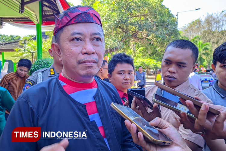 Bupati Bondowoso Abdul Hamid Wahid saat diwawancara usai Upacara Hari Pendidikan Nasional (FOTO: Moh Bahri/TIMES Indonesia)