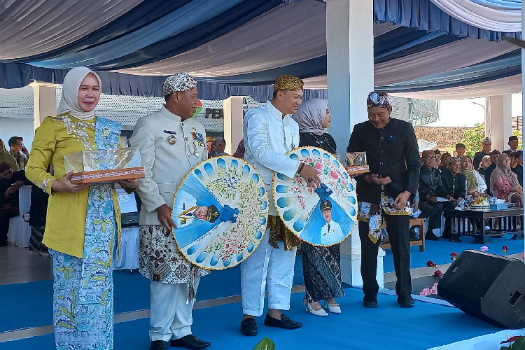 Bupati-dan-Wakil-Bupati-Majalengka-H-Eman-Suherman-dan-Dena-M-Ramdhan-b.jpg