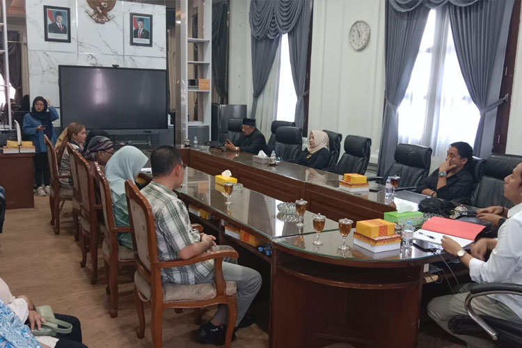 Hiring antara warga dan Komisi C DPRD Kota Malang soal penolakan mega proyek Hotel dan Apartemen di wilayah Blimbing, Kota Malang. (Foto: Istimewa)