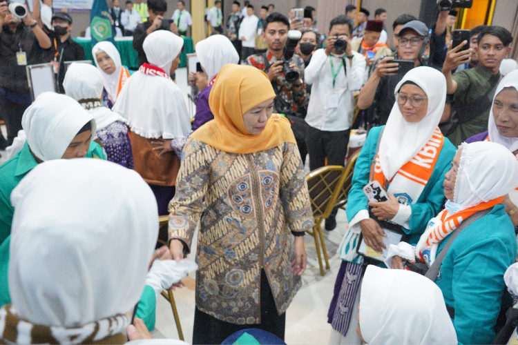 Gubernur Khofifah saat menyapa para calon jemaah haji di Hall Musdalifah Asrama Haji Sukolilo pada Jumat (2/5/2025) pukul 00.45 WIB.(Dok.MCH)