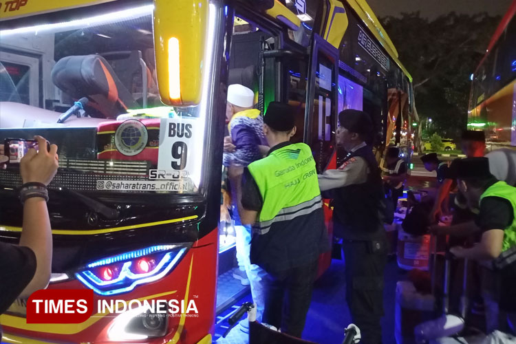Jemaah haji Indonesia hendak menaiki bus untuk keberangkatan perdana menuju Tanah Suci Madinah. (FOTO: Fahmi/TIMES Indonesia)