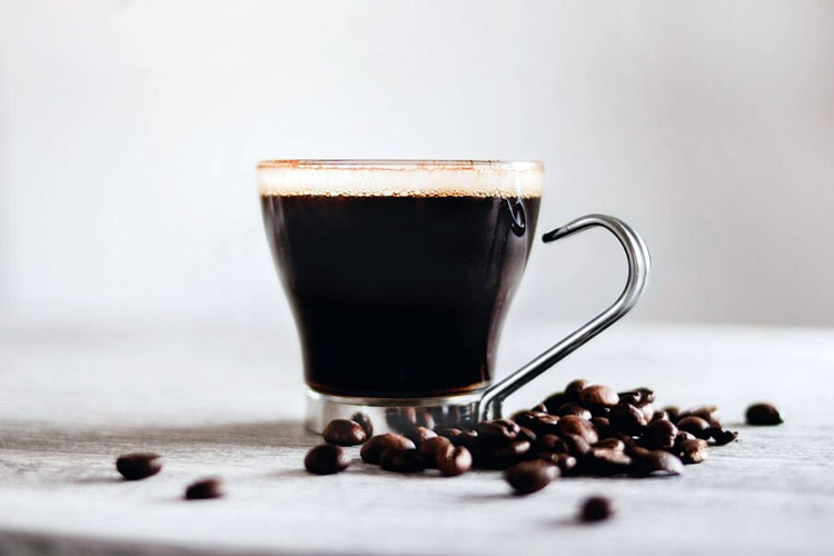 Ilustrasi - Secangkir kopi hitam panas. (Foto: Freepik)