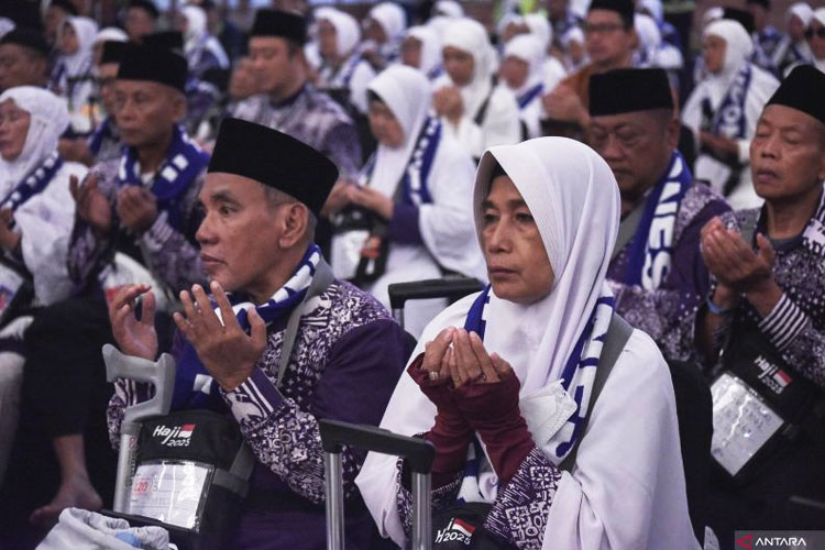 Para calon haji berdoa saat pelepasan kloter pertama di Asrama Haji Pondok Gede, Jakarta, Kamis (1/5/2025). Kloter pertama sebanyak 7.519 calon haji Indonesia diberangkatkan ke Mekkah dari total seluruh jamaah sebanyak 221.000 calon haji. (ANTARA)