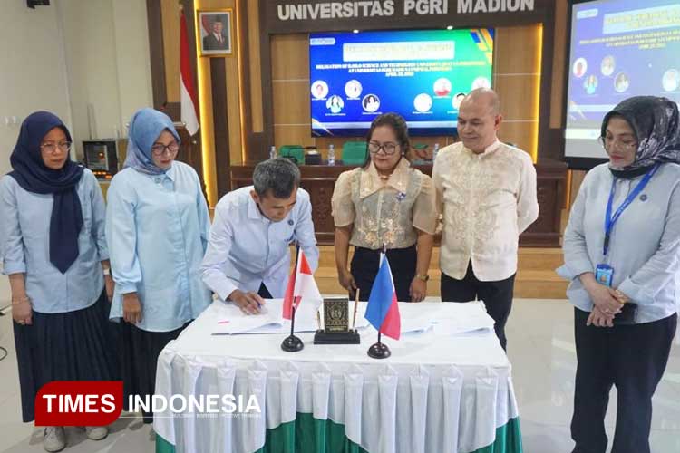 Penandatangan MoU Universitas PGRI Madiun dengan Iloilo Science and Technology University (ISATU) Philippines. (Foto: Humas UNIPMA for TIMES Indonesia)