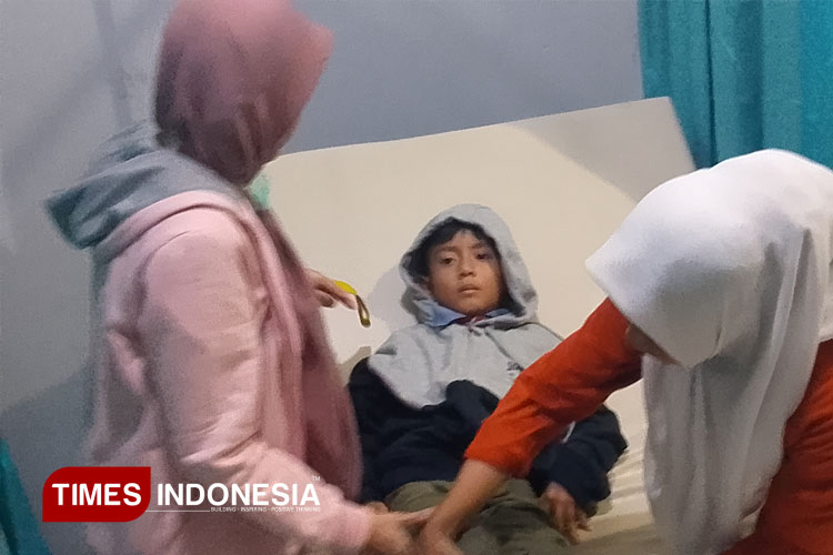 Seorang siswa saat mendapat perawatan medis di Puskesmas Rajapolah, Tasikmalaya. Kamis (1/5/2025) (FOTO: Harniwan Obech/TIMES Indonesia)