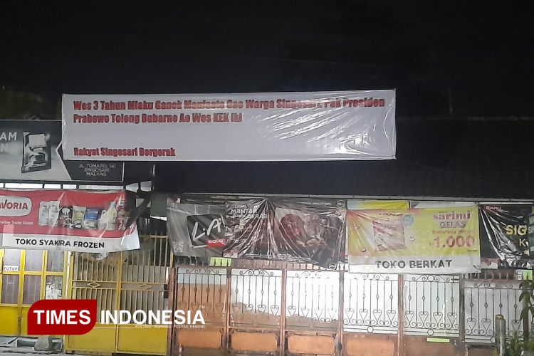 Spanduk yang dipasang warga Singhasari yang menolak Kawasan Ekonomi Khusus (KEK) yang ada di Singhasari, Kabupaten Malang. (Amin/Times Indonesia).