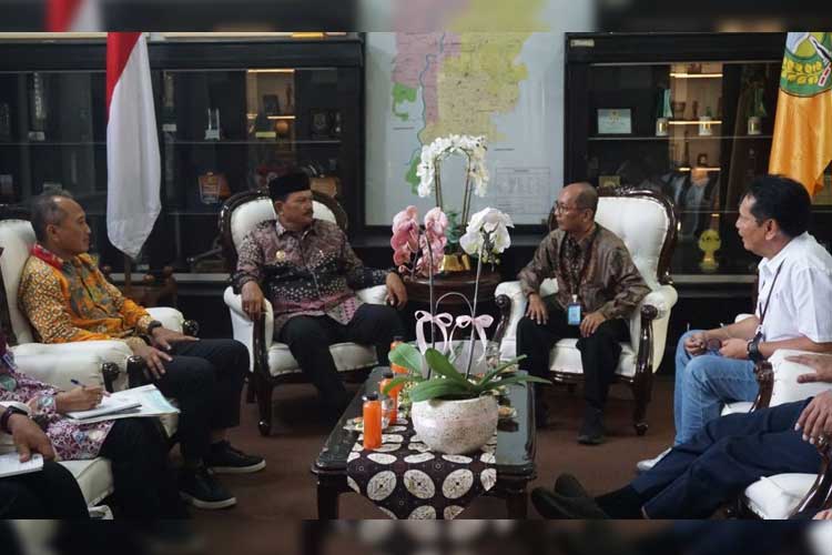 Rektor UNIPMA, Dr. Supri Wahyudi Utomo, M.Pd. bersama Wali Kota Madiun, Dr. Maidi membahas PORSENASMA V. (Foto: Humas UNIPMA for TIMES Indonesia)