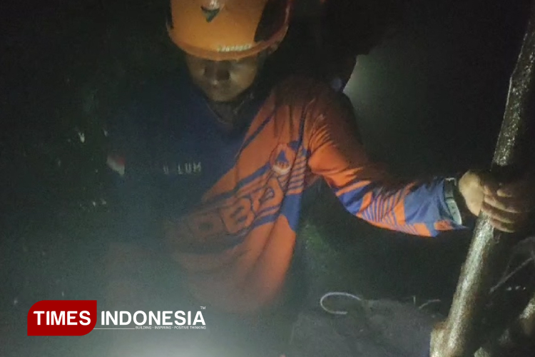 Tim SAR gabungan saat melakukan pencarian terhadap pendaki yang dinyatakan jatuh di Gunung Saeng Bondowoso (FOTO: Moh Bahri/TIMES Indonesia)