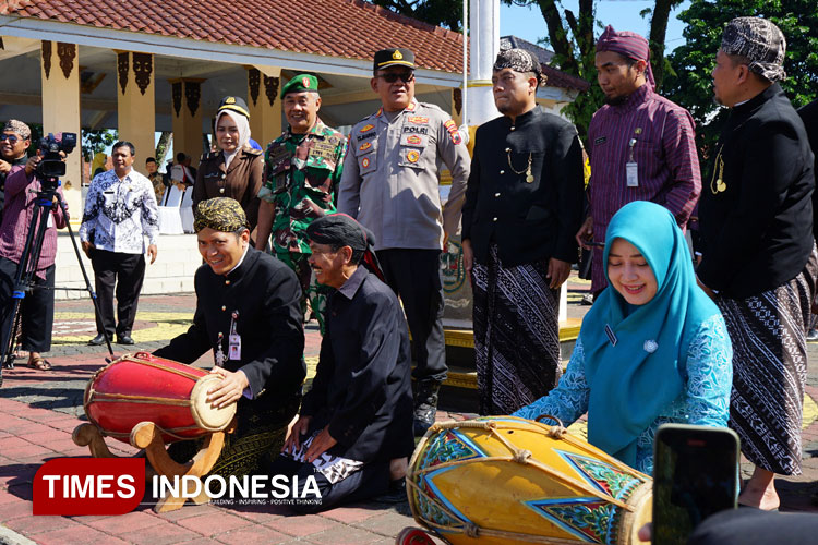 Peringatan Hardiknas di Banjarnegara Meriah, Wabup Coba Mainkan Rampak Gendang