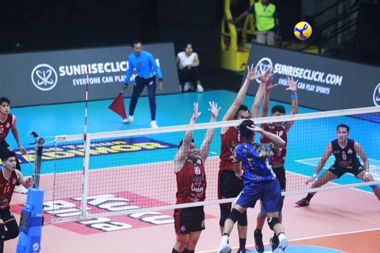 Samator (biru) memberikan perlawanan sepadan kepada LavAni pada final four PLN Mobile Proliga 2025. (FOTO: PBVSI)