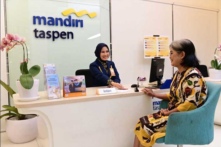 CS Bank Mandiri Taspen sedang menjelaskan produk Mantap Auto Loan (MAL) kepada seorang nasabah. (Foto: Dok.Mandiri Taspen)