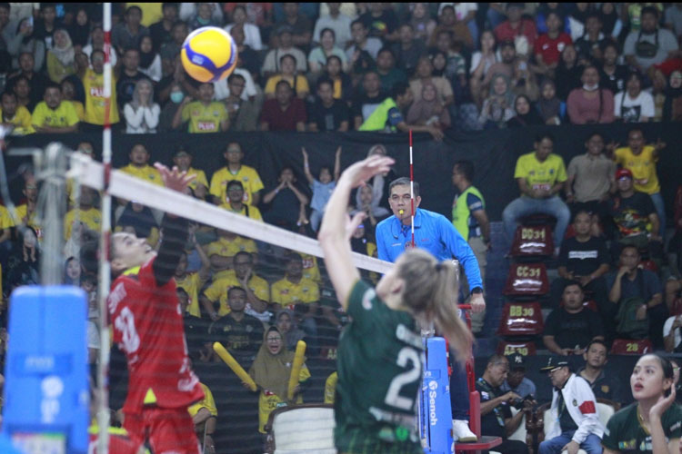 Pertamina Enduro (merah) menjadi tim pertama lolos grand final PLN Mobile Proliga 2025. (Foto: PBVSI)