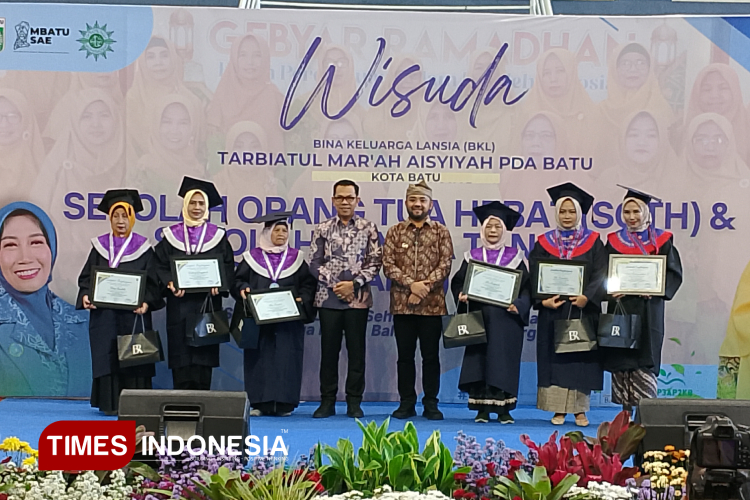 Pimpinan Daerah Aisyiyah (PDA) Kota Batu hari ini (3/5/2025) mewisuda 188 lulusan Sekolah Orang Tua Hebat (SOTH) dan Sekolah Lansia Tangguh (Selantang) di GOR Gajahmada Kota Batu. (Muhammad Dhani Rahman/TIMES Indonesia)