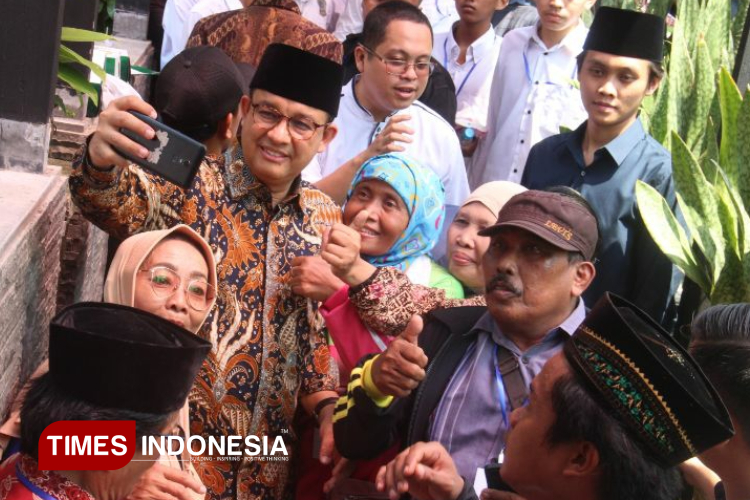 Anies Baswedan saat berfoto bersama para simpatisan ( foto: Yobby/TIMES Indonesia)