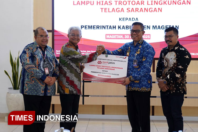 Direktur IT, Digital & Operasional Bank Jatim Zulhelfi Abidin secara simbolis menyerahkan CSR lampu hias kepada Pj Bupati Magetan Nizhamul pada Rabu (30/4/2025).(Foto: Humas Bank Jatim/TIMES Indonesia)