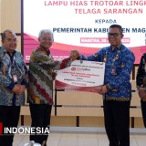 Percantik Trotoar Telaga Sarangan, Bank Jatim Serahkan CSR Lampu Hias