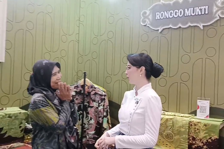 Kanan, Ketua Dekranasda Jatim, Arumi Bachsin Emil Dardak bersama Eva Mahrus, Istri pemilik Batik Ronggomukti. (Foto: Hasil Cuplikan Layar/TIMES Indonesia)