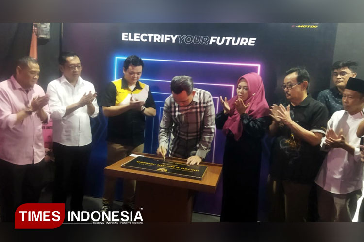 Resmikan Dealer Motor Listrik, Bupati Gus Fawait Tegaskan Jember Ramah Investor