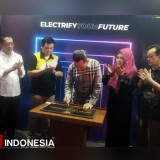 Resmikan Dealer Motor Listrik, Bupati Gus Fawait Tegaskan Jember Ramah Investor