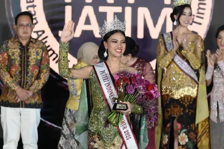 Firsta-Asal-Banyuwangi-Raih-Mahkota-Puteri-Indonesia-2025-b.jpg