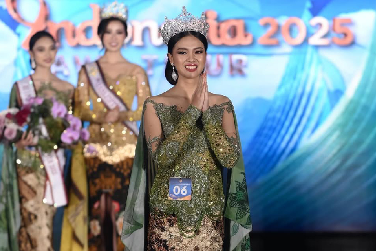 Firsta-Asal-Banyuwangi-Raih-Mahkota-Puteri-Indonesia-2025-c.jpg
