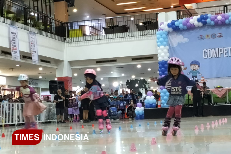 Tiga atlet sepatu roda saat adu kecepatan di FunTasik Competition 2025 di Mall Mayasari Plaza, Kota Tasikmalaya, Sabtu (3/5/2025) siang. (FOTO: Harniwan Obech/TIMES Indonesia)