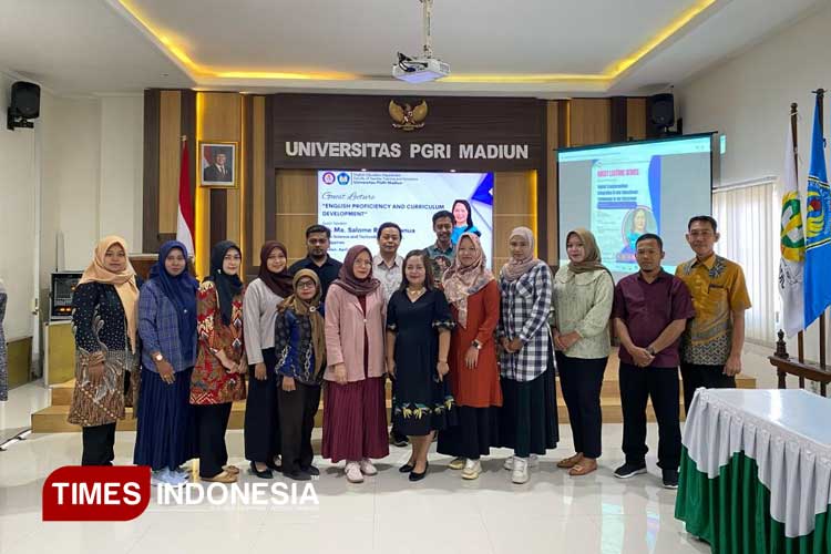 Kaprodi, Sekprodi, dan mahasiswa Magister Pendidikan Dasar UNIPMA Madiun foto bersama narasumber. (Foto: Humas UNIPMA for TIMES Indonesia)