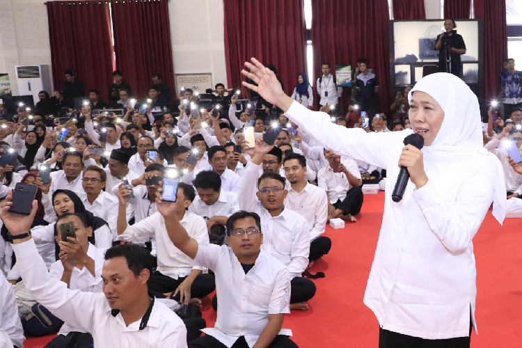 Gubernur-Khofifah-bersama-Mensos-Syaifullah-Yusuf-b.jpg