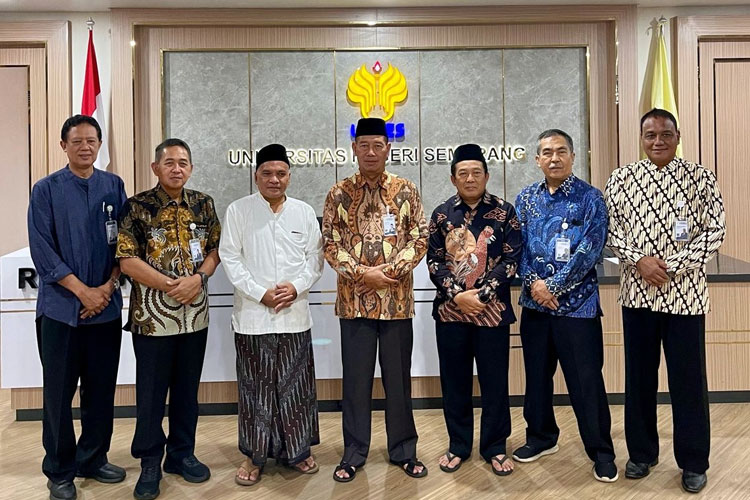Gus Nasrul (Baju putih) bersama Prof Dr S Martono. S. M.Si, Rektor UNNES dan sejumlah Warek, sekretaris Universitas dan dekan fakultas, Jumat 2 Mei 2025. (Foto: Dok Pribadi)