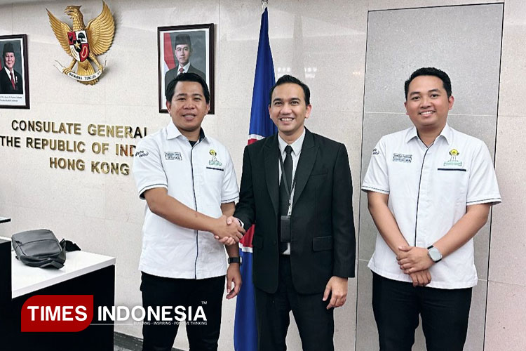 Pengurus BPC HIPM Sidoarjo saat berada di Konsulat Jenderal Republik Indonesia (KJRI) di Hong Kong. Pengurus HIPMI Sidoarjo diterima langsung oleh Atase Perdagangan RI, Aldin Jauhari. (FOTO: Hipmi Sidoarjo/TIMES Indonesia)