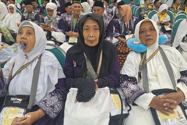 Nenek Pedagang Kelontong Naik Haji, Rutin Menabung 20 Ribu dalam Kotak Kayu