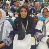 Nenek Pedagang Kelontong Naik Haji, Rutin Menabung 20 Ribu dalam Kotak Kayu