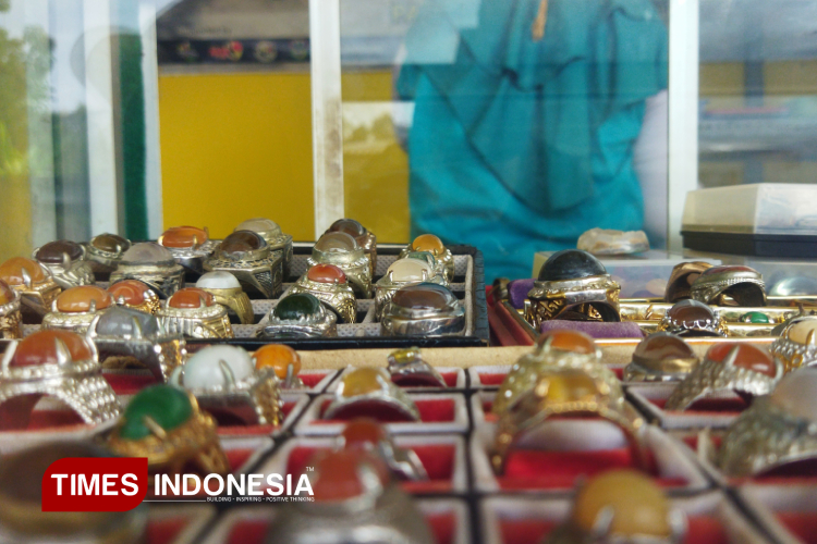 Kios-batu-akik-di-Pasar-Tangkluk.jpg