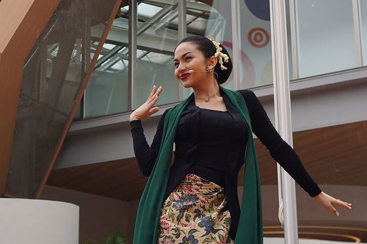 Wow, Ariel Tatum Jaipongan di Osaka Jepang