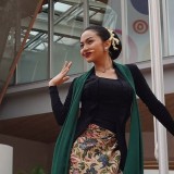 Wow, Ariel Tatum Jaipongan di Osaka Jepang