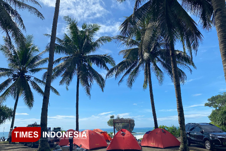 The visitors pitching their tents at Madasari Bech Pangandaran. (Photo: Acep Rifki Padilah/TIMES Indonesia)
