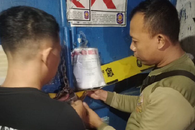 Penyegelan CV Sentoso Seal oleh Satpol PP Surabaya. (Foto: Dok. Humas Pemkot Surabaya)