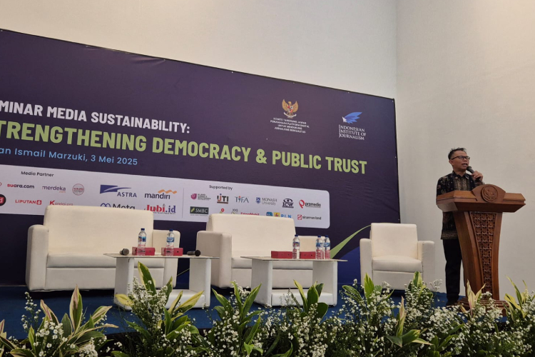 Ketua Komite Publishers Rights saat memberikan sambutan dalam acara WPFD di Jakarta, Sabtu (3/5/2025). (Foto: dok AMSI)