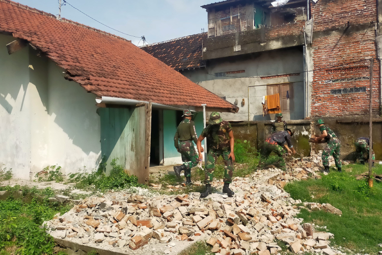 Proses-renovasi-salah-satu-rumah-dinas-prajurit-di-Mojokerto-b.jpg